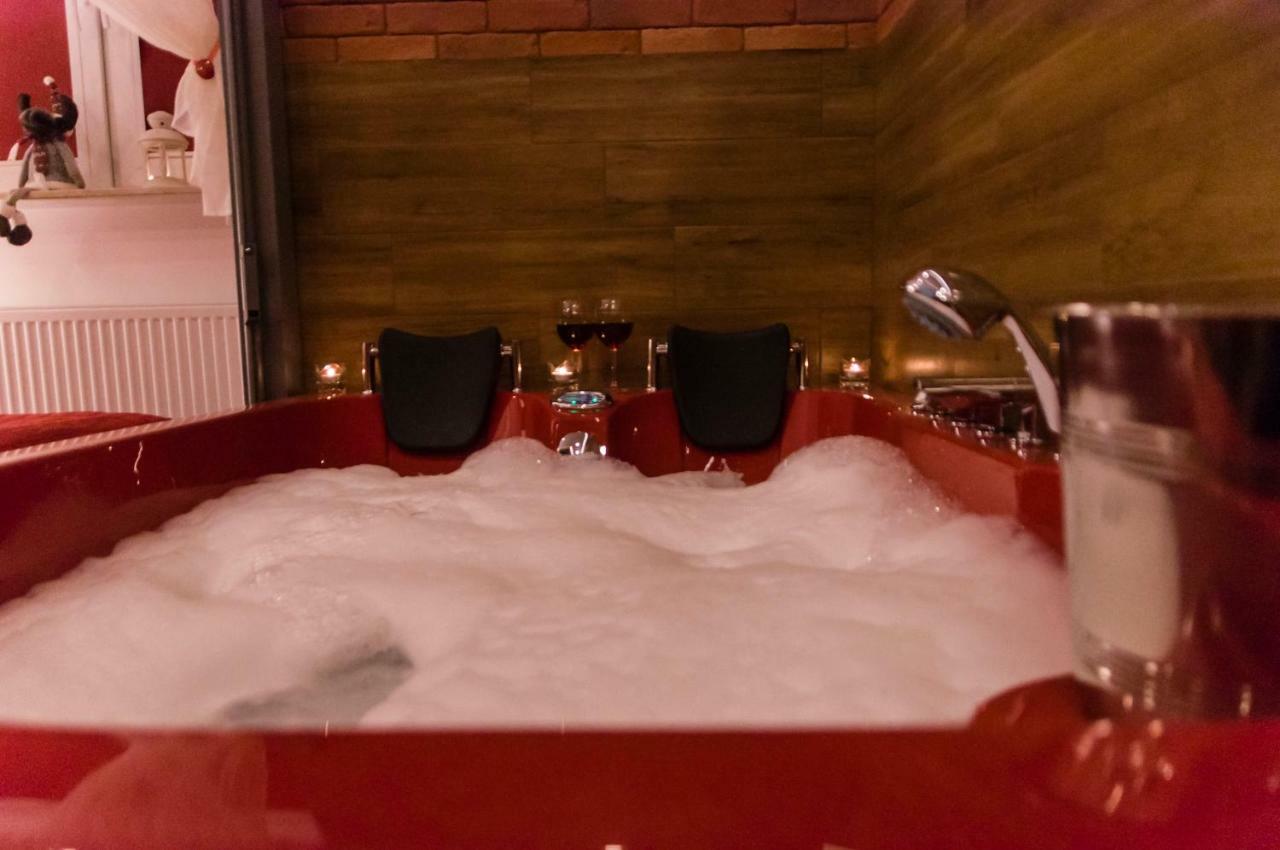 Jacuzzi Apartment Red كراكوفيا المظهر الخارجي الصورة