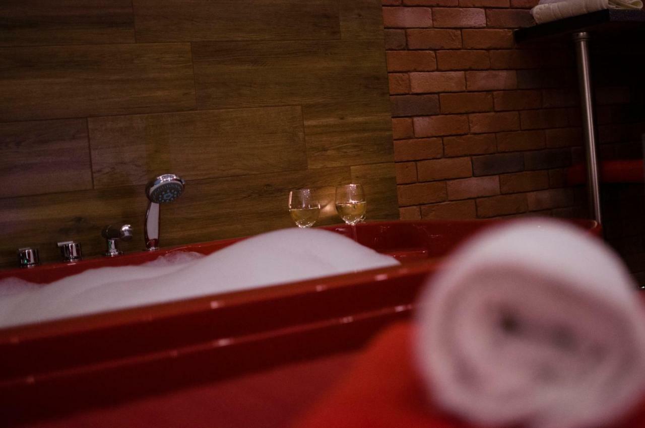 Jacuzzi Apartment Red كراكوفيا المظهر الخارجي الصورة