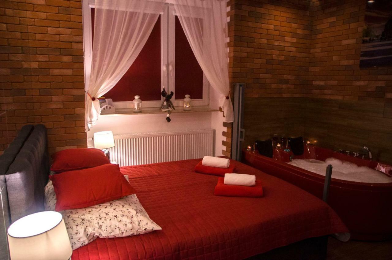 Jacuzzi Apartment Red كراكوفيا المظهر الخارجي الصورة