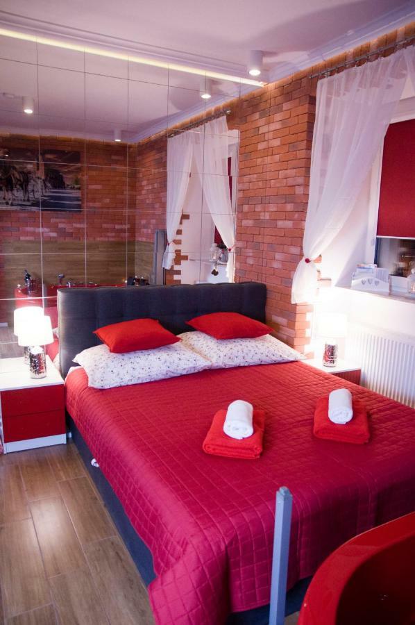 Jacuzzi Apartment Red كراكوفيا المظهر الخارجي الصورة