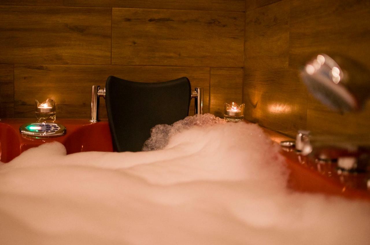 Jacuzzi Apartment Red كراكوفيا المظهر الخارجي الصورة