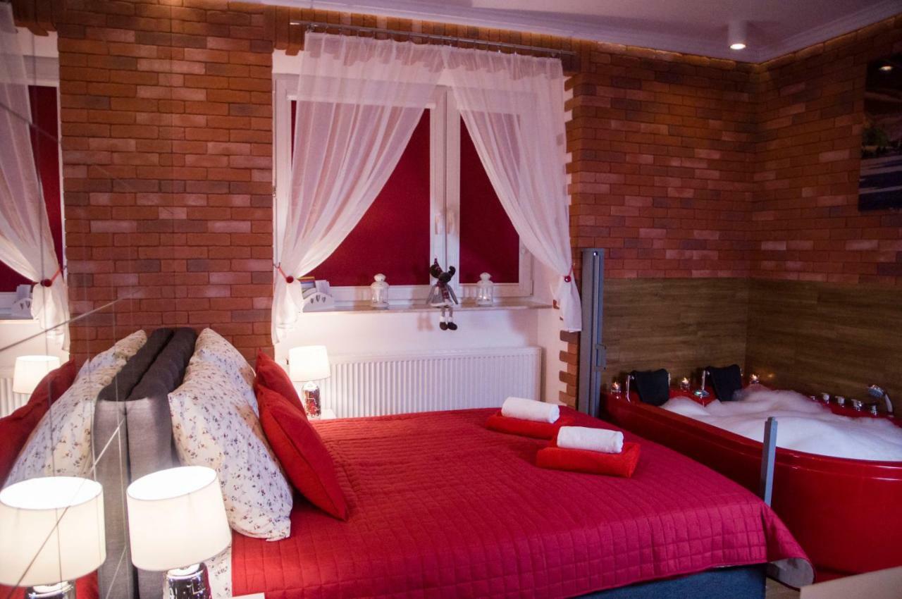 Jacuzzi Apartment Red كراكوفيا المظهر الخارجي الصورة